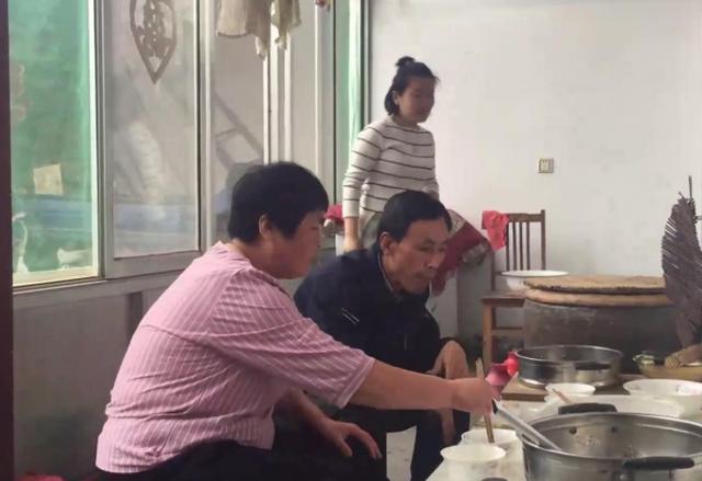 孫女剛去世，婆婆卻笑聲不斷，兒媳起疑跟過去，心如刀絞