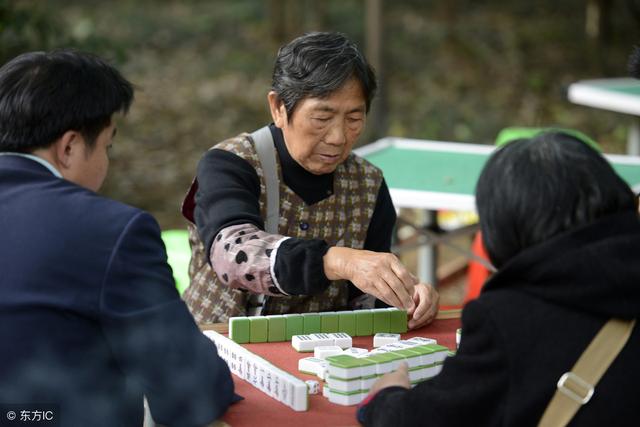 孫女剛去世，婆婆卻笑聲不斷，兒媳起疑跟過去，心如刀絞