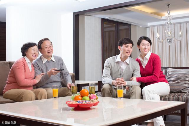 媳婦生下雙胞胎，岳母給兩萬，偏心繼母送布袋子，打開癱坐在地