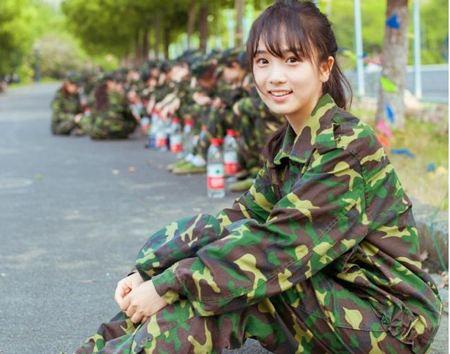 五歲被媽媽拋棄，二十二那年我嫁了豪門，她卻跑來婚禮上跪著要錢