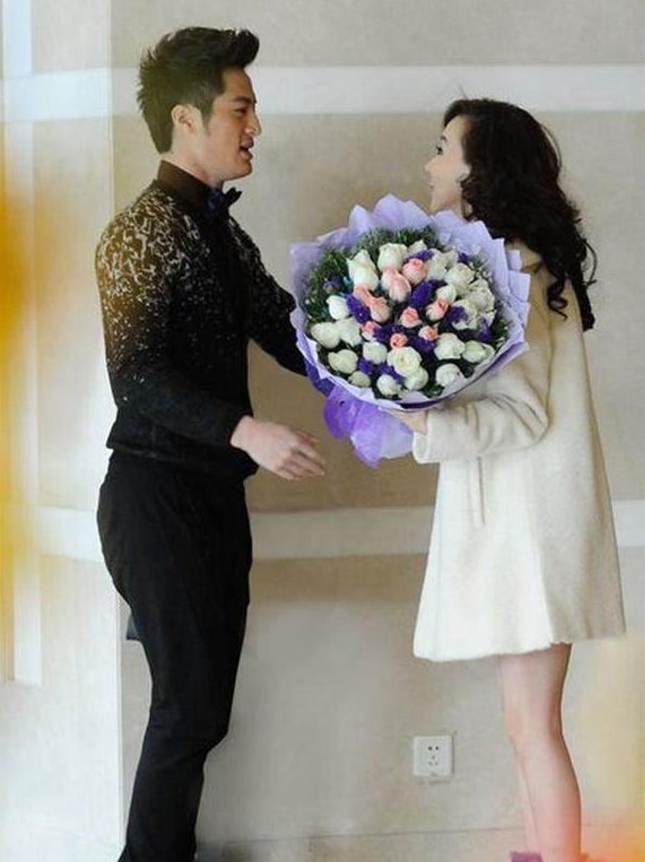 49歲蕭薔最新男友是20歲小鮮肉，但看到這面相，網友：被活活吸乾了！