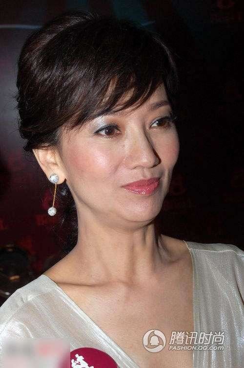 49歲蕭薔最新男友是20歲小鮮肉，但看到這面相，網友：被活活吸乾了！