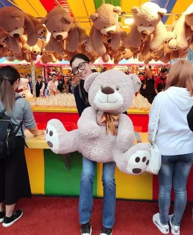 45歲吳綺莉曬霸氣美照，沒有成龍她會活得更好，但她卻感恩經歷！