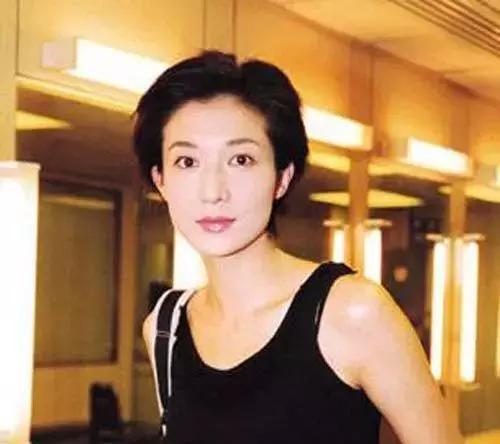 45歲吳綺莉曬霸氣美照，沒有成龍她會活得更好，但她卻感恩經歷！