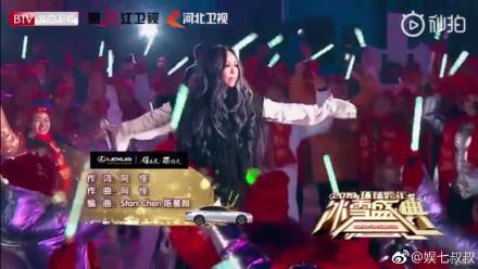 張惠妹亮相跨年演唱會，被網友認成韓紅，胖到連唱歌都喘不上氣了！