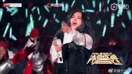 張惠妹亮相跨年演唱會，被網友認成韓紅，胖到連唱歌都喘不上氣了！
