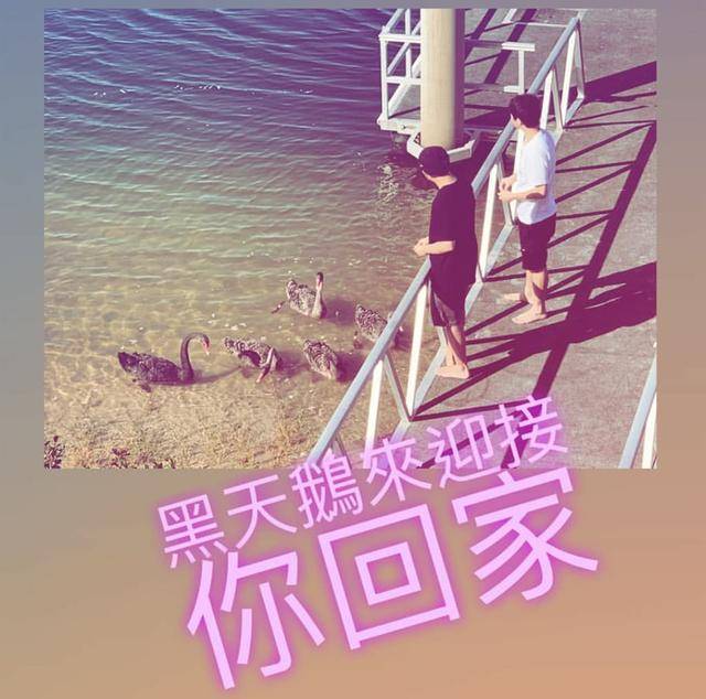 昆凌一家人回娘家，周董抱女兒坐皮劃艇卻讓老婆推！唯獨不見弟弟！