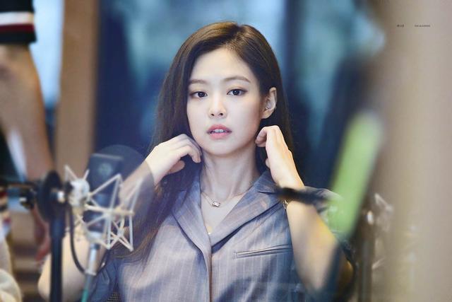 KAI二次被爆戀情，jennie一划水二戀愛，網友：現在愛豆真好做