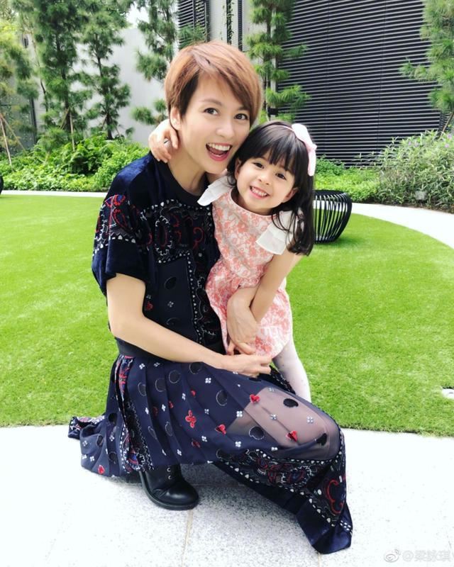 梁詠琪混血女兒長大了，繼承爸媽好基因，大眼睛水靈動人好精緻 
