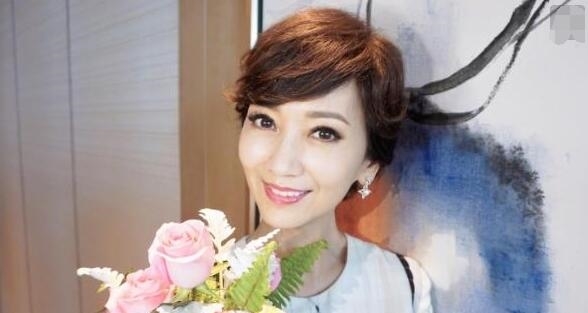 64歲趙雅芝亮相，看著卻像80歲，網友：美顏相機欺騙了多少人！