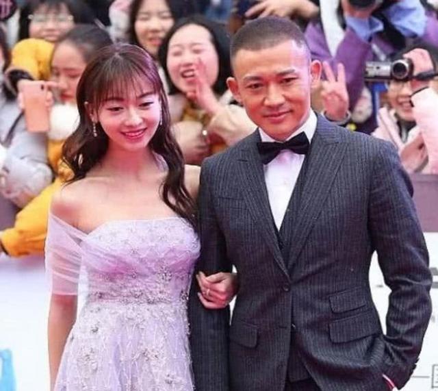 吳謹言：能不能走快點，冷死了！聶遠：穿這麼少怪我了？