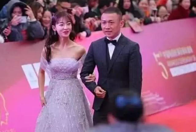 吳謹言：能不能走快點，冷死了！聶遠：穿這麼少怪我了？