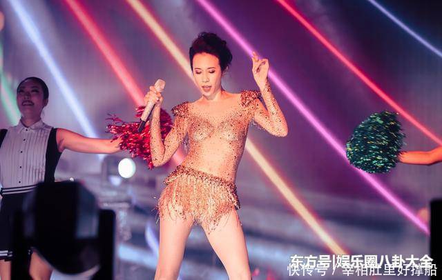 48歲莫文蔚演唱會現場穿著搶眼，燃爆全場網友！ 