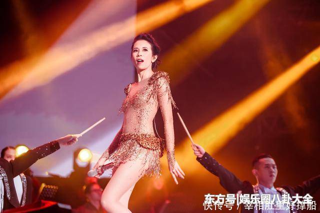 48歲莫文蔚演唱會現場穿著搶眼，燃爆全場網友！ 
