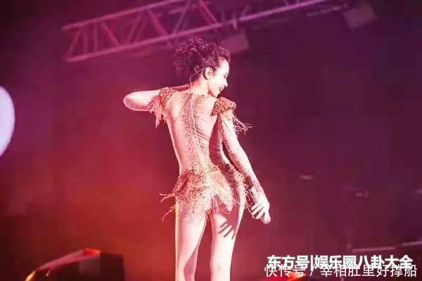 48歲莫文蔚演唱會現場穿著搶眼，燃爆全場網友！ 