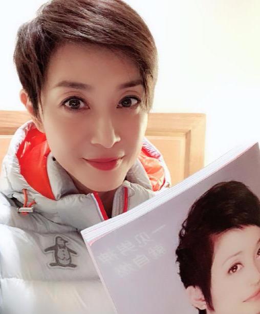 蔡少芬朱茵陳法蓉洪欣同框比美，四姐妹顏值依舊，娘娘素顏超自信 