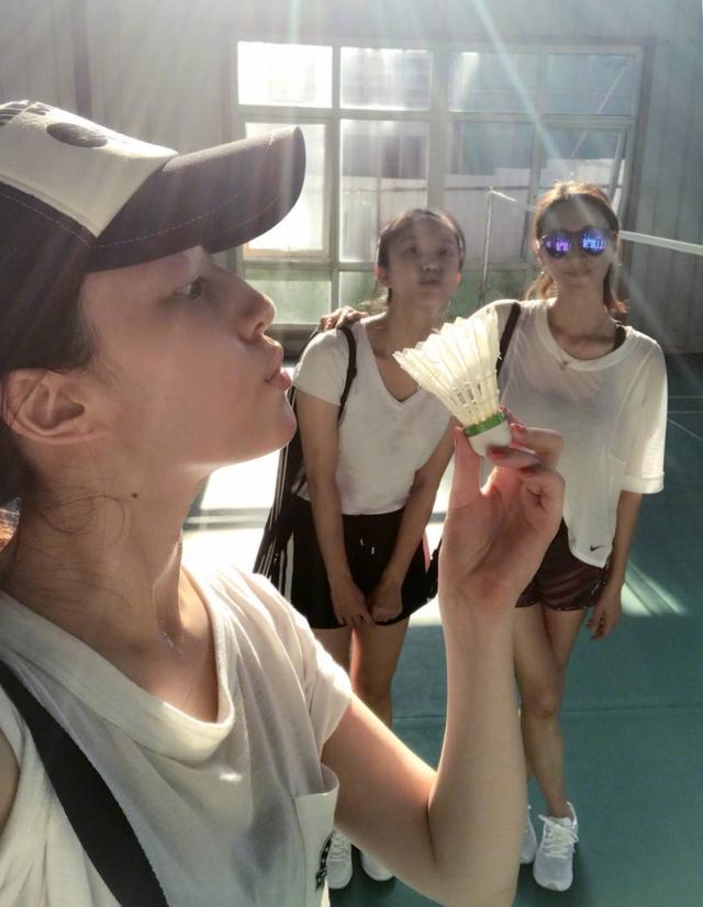 劉亦菲穿運動褲素顏現身校園打羽毛球，躺草坪拍照，滿滿青春氣息 