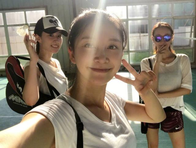 劉亦菲穿運動褲素顏現身校園打羽毛球，躺草坪拍照，滿滿青春氣息 