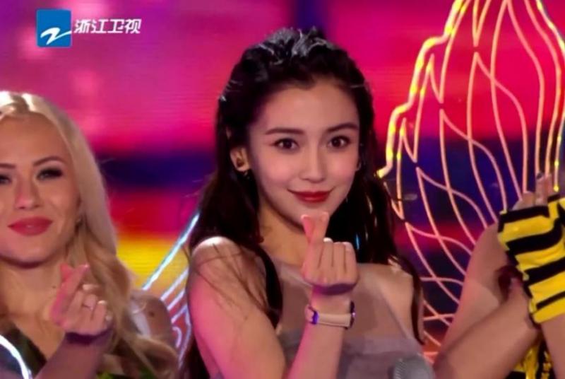 Angelababy 跨年晚會SOLO獻唱！網友大罵：「3分鐘都在走音！」