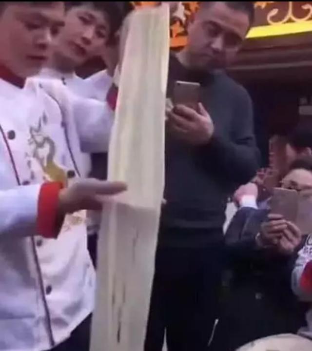 米其林大廚一塊麵包切80片，中國廚師拿出蘿蔔，切成所有人閉嘴