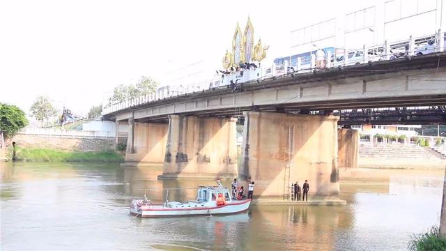 浪浪「受困橋下」渾身發抖...救援隊「橋下、水上兩路拯救」：它的生命很寶貴