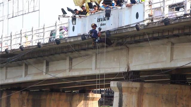 浪浪「受困橋下」渾身發抖...救援隊「橋下、水上兩路拯救」：它的生命很寶貴