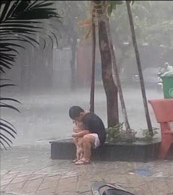 小男孩偷偷收養流浪狗，被父母反對，男孩抱著狗狗在大雨中告別：對不起