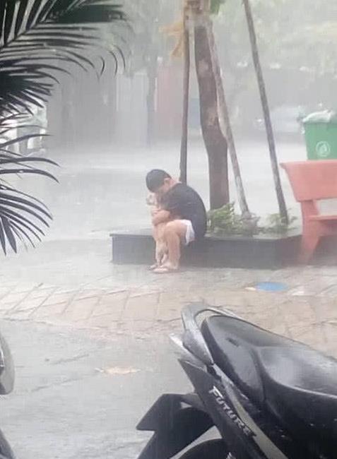 小男孩偷偷收養流浪狗，被父母反對，男孩抱著狗狗在大雨中告別：對不起