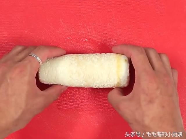 這位阿嬤腦洞大開，只一個動作竟把「十顆雞蛋」做成「一根雞蛋」，讓媽媽的媽媽們都看跪了