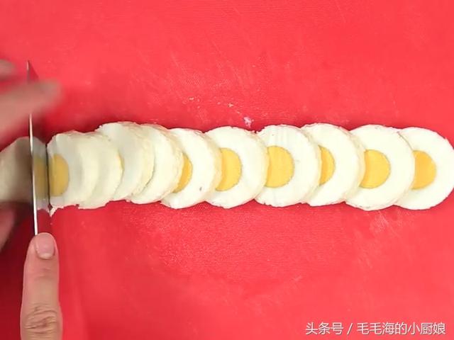 這位阿嬤腦洞大開，只一個動作竟把「十顆雞蛋」做成「一根雞蛋」，讓媽媽的媽媽們都看跪了