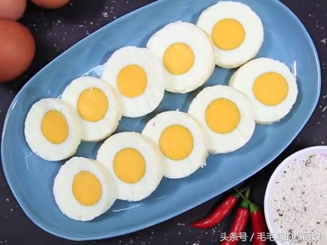 這位阿嬤腦洞大開，只一個動作竟把「十顆雞蛋」做成「一根雞蛋」，讓媽媽的媽媽們都看跪了