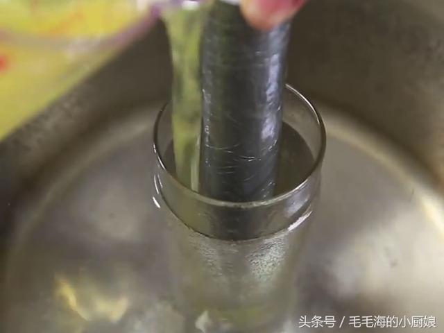 這位阿嬤腦洞大開，只一個動作竟把「十顆雞蛋」做成「一根雞蛋」，讓媽媽的媽媽們都看跪了