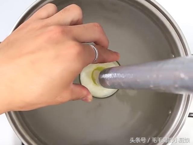 這位阿嬤腦洞大開，只一個動作竟把「十顆雞蛋」做成「一根雞蛋」，讓媽媽的媽媽們都看跪了