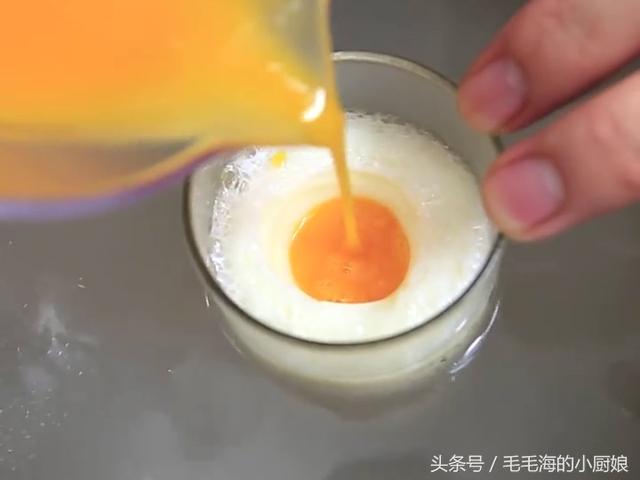 這位阿嬤腦洞大開，只一個動作竟把「十顆雞蛋」做成「一根雞蛋」，讓媽媽的媽媽們都看跪了