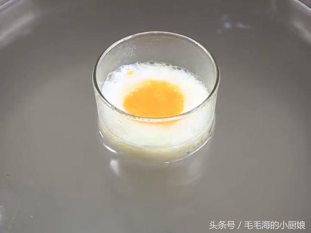 這位阿嬤腦洞大開，只一個動作竟把「十顆雞蛋」做成「一根雞蛋」，讓媽媽的媽媽們都看跪了