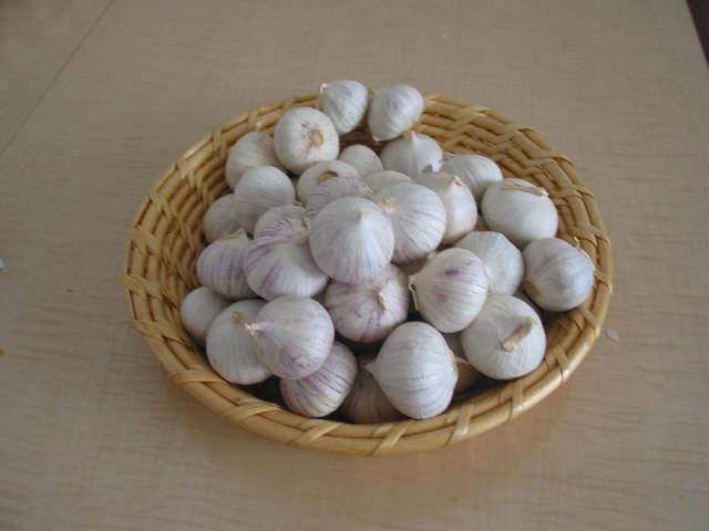阿嬤把大蒜全部剁碎，然後倒半瓶子醬油，沒過幾天就被家人吃光了，吃飯的時候舀一勺，開胃又下飯。