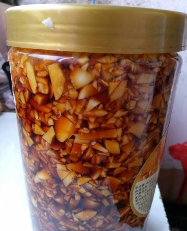 阿嬤把大蒜全部剁碎，然後倒半瓶子醬油，沒過幾天就被家人吃光了，吃飯的時候舀一勺，開胃又下飯。