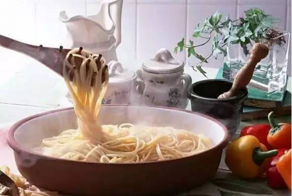 煮麵不是「糊了」就是「沒熟」？只要在水裡加一點， 好吃到一端出來就搶光
