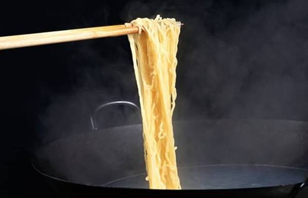 煮麵不是「糊了」就是「沒熟」？只要在水裡加一點， 好吃到一端出來就搶光