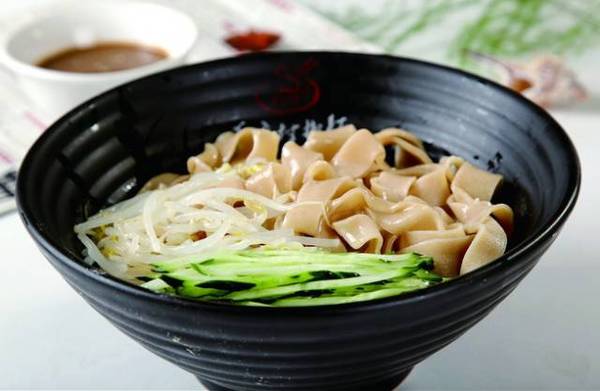 煮麵不是「糊了」就是「沒熟」？只要在水裡加一點， 好吃到一端出來就搶光