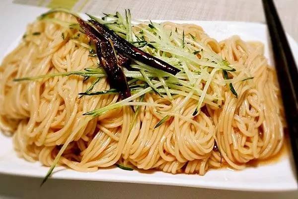 煮麵不是「糊了」就是「沒熟」？只要在水裡加一點， 好吃到一端出來就搶光