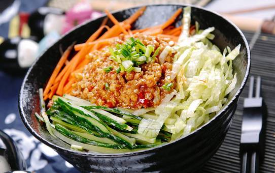 煮麵不是「糊了」就是「沒熟」？只要在水裡加一點， 好吃到一端出來就搶光