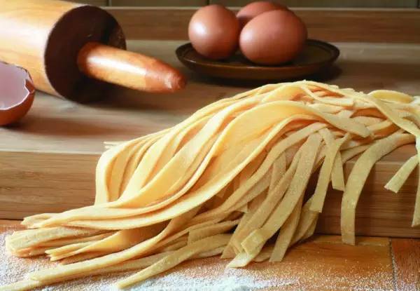 煮麵不是「糊了」就是「沒熟」？只要在水裡加一點， 好吃到一端出來就搶光