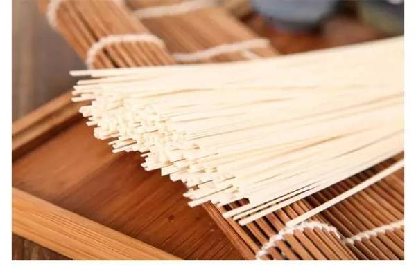 煮麵不是「糊了」就是「沒熟」？只要在水裡加一點， 好吃到一端出來就搶光