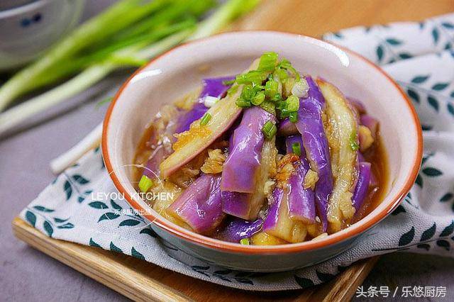 《蒸茄子不變色，營養一定好》茄子這樣做，沒放油，吃著清爽美味！
