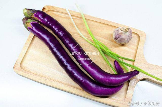 《蒸茄子不變色，營養一定好》茄子這樣做，沒放油，吃著清爽美味！