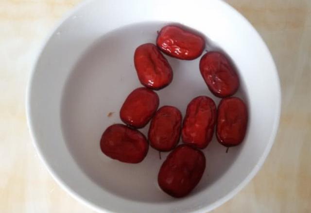 4種家常食材，自製天然「褪黃劑」，50歲阿姨每天早餐喝一碗，皮膚水潤白嫩，比面膜效果還要好