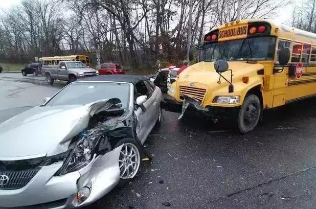 美國校車質量如何？車禍現場堪比雞蛋碰石頭，總統的車都給它讓道