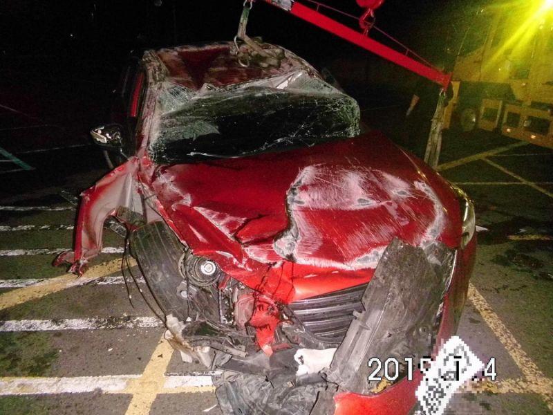 馬自達撞賓士幾全毀 駕駛逃死劫還是GG了 