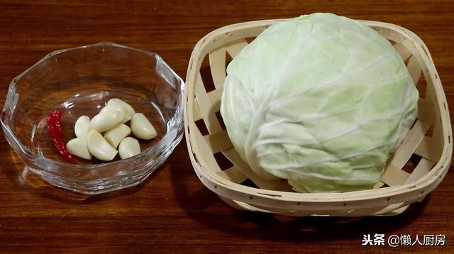 不用炒，試試包菜這種特色做法，蒜香味足，招待客人有面子